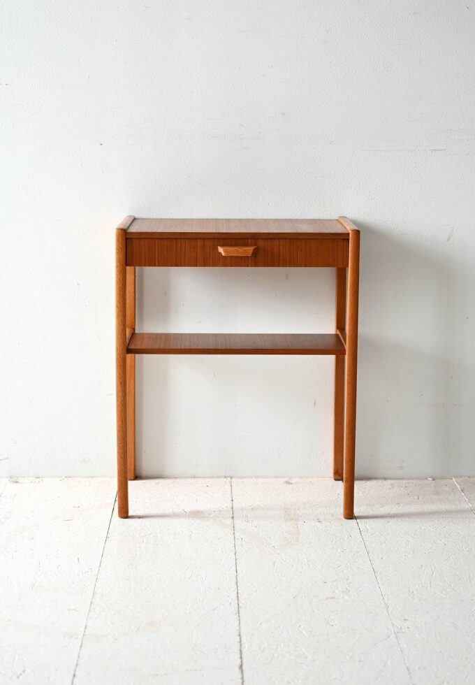 Comodino scandinavo con maniglia scolpita-b