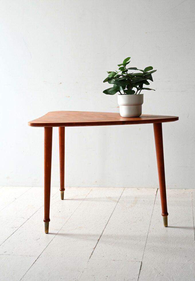 Tavolino scandinavo triangolare anni ’50 in mogano-a