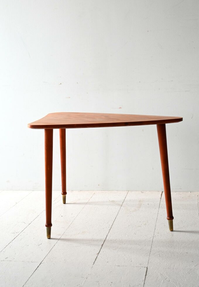 Tavolino scandinavo triangolare anni ’50 in mogano-b