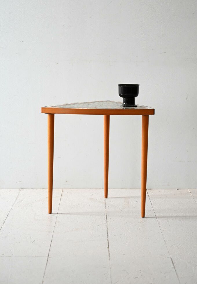 Tavolino triangolare scandinavo anni ’60 con top a mosaico-a