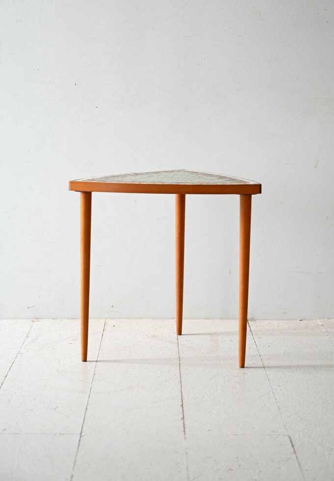 Tavolino triangolare scandinavo anni ’60 con top a mosaico-b