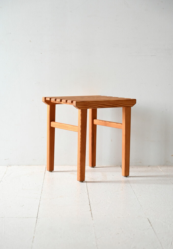 Sgabello scandinavo anni ’60 in pino a listelli-a
