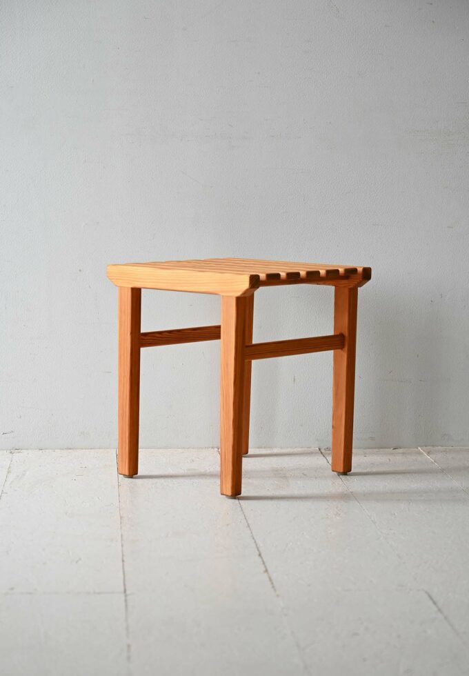 Sgabello scandinavo anni ’60 in pino a listelli-b