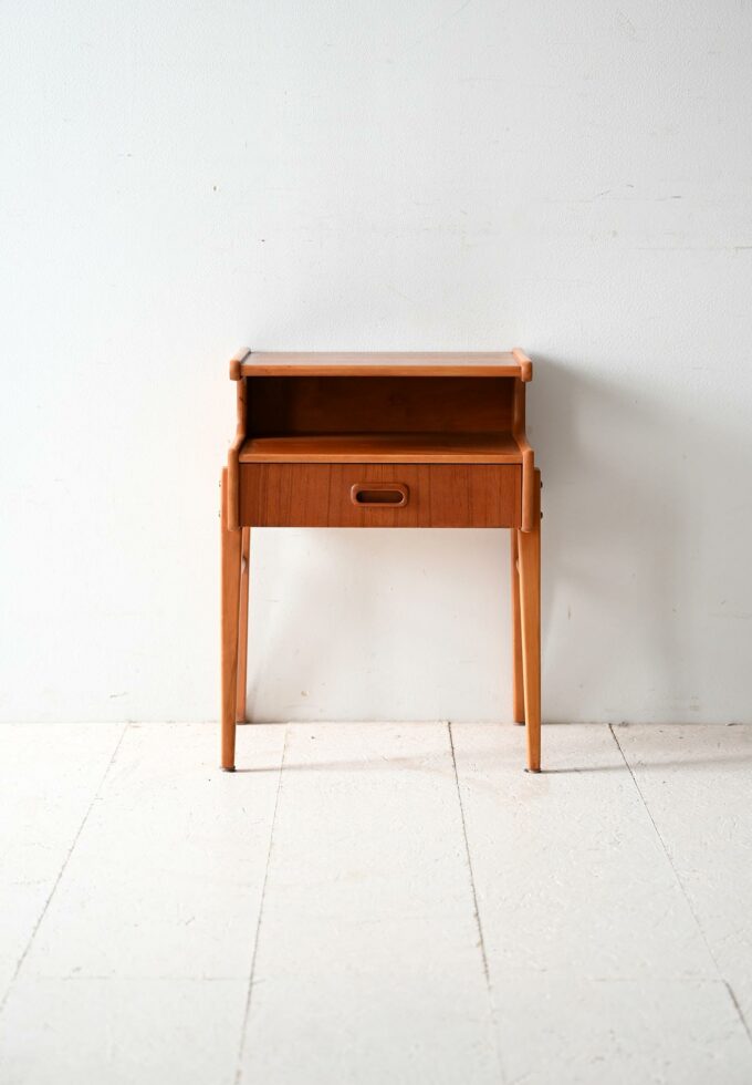 Comodino scandinavo anni ’50 in teak con mensola-b