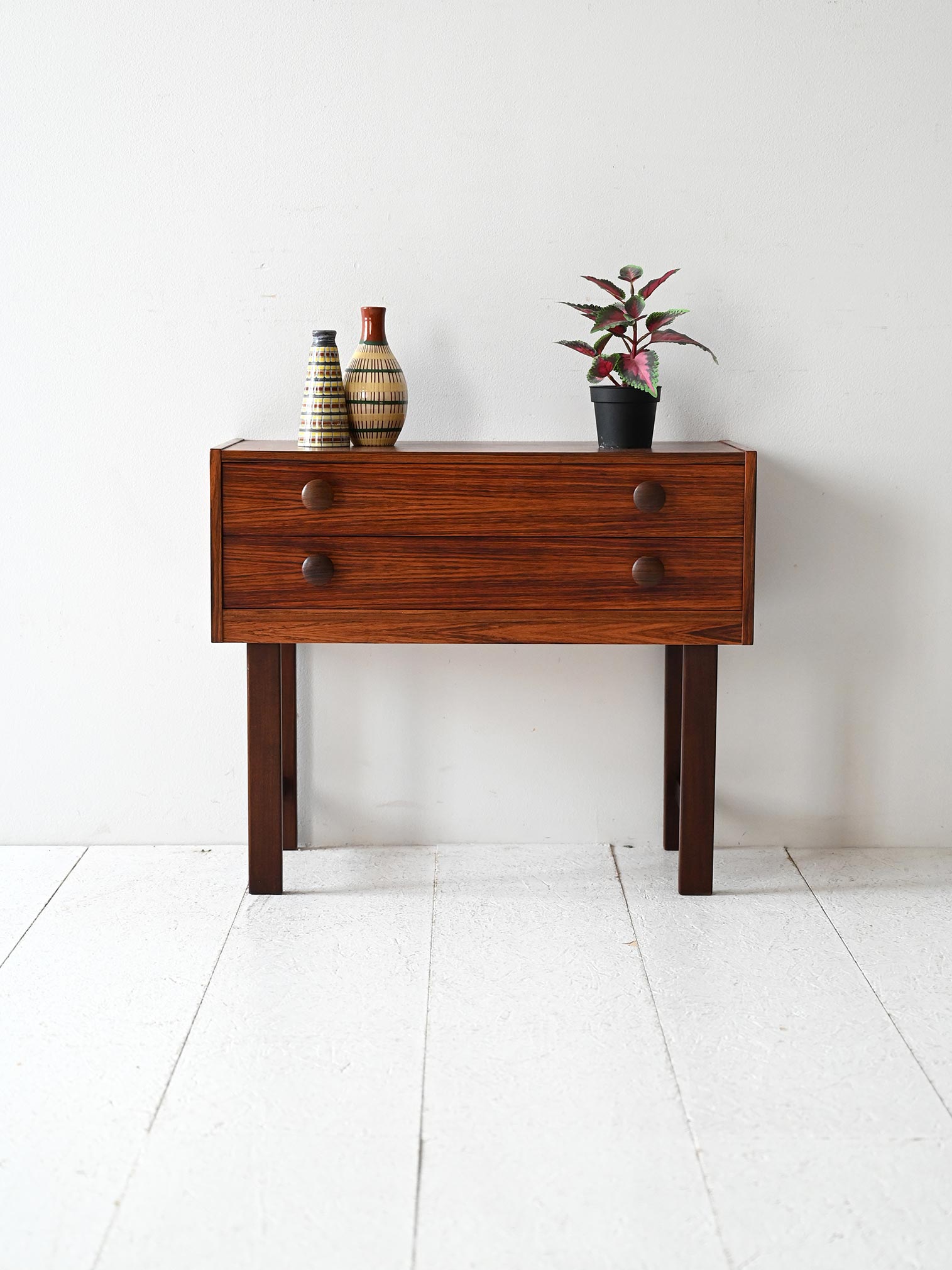 Comodino scandinavo vintage palissandro due cassetti-a Comodino scandinavo vintage in palissandro con due cassetti-a