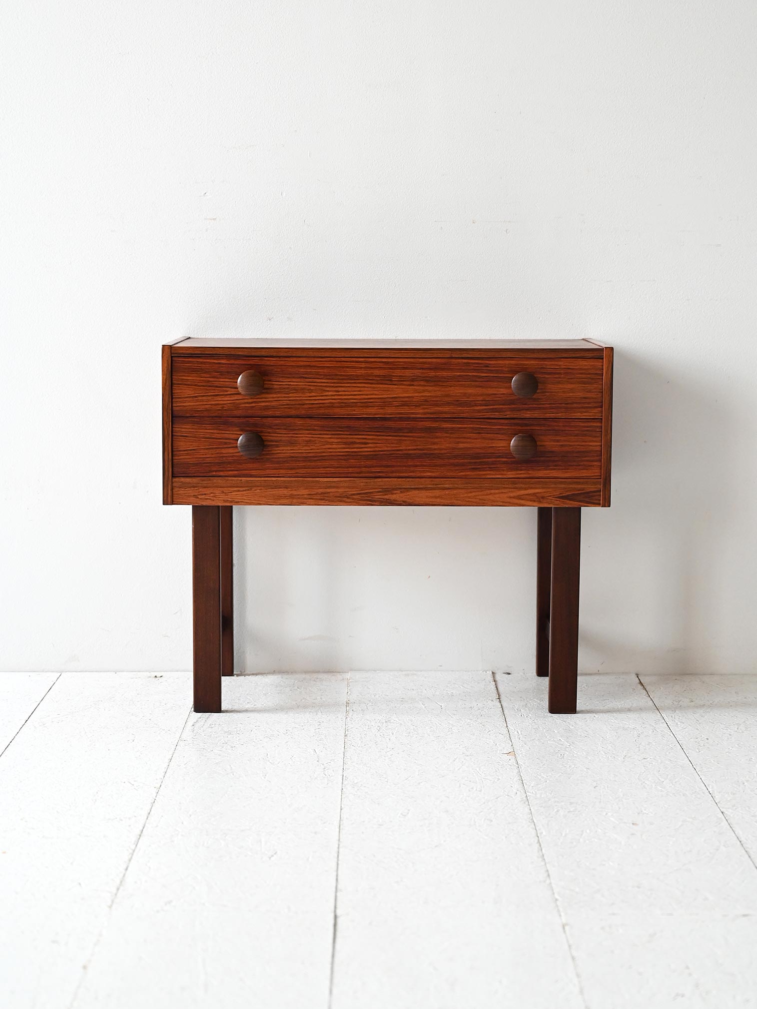 Comodino scandinavo vintage palissandro due cassetti-b Comodino scandinavo vintage in palissandro con due cassetti-b