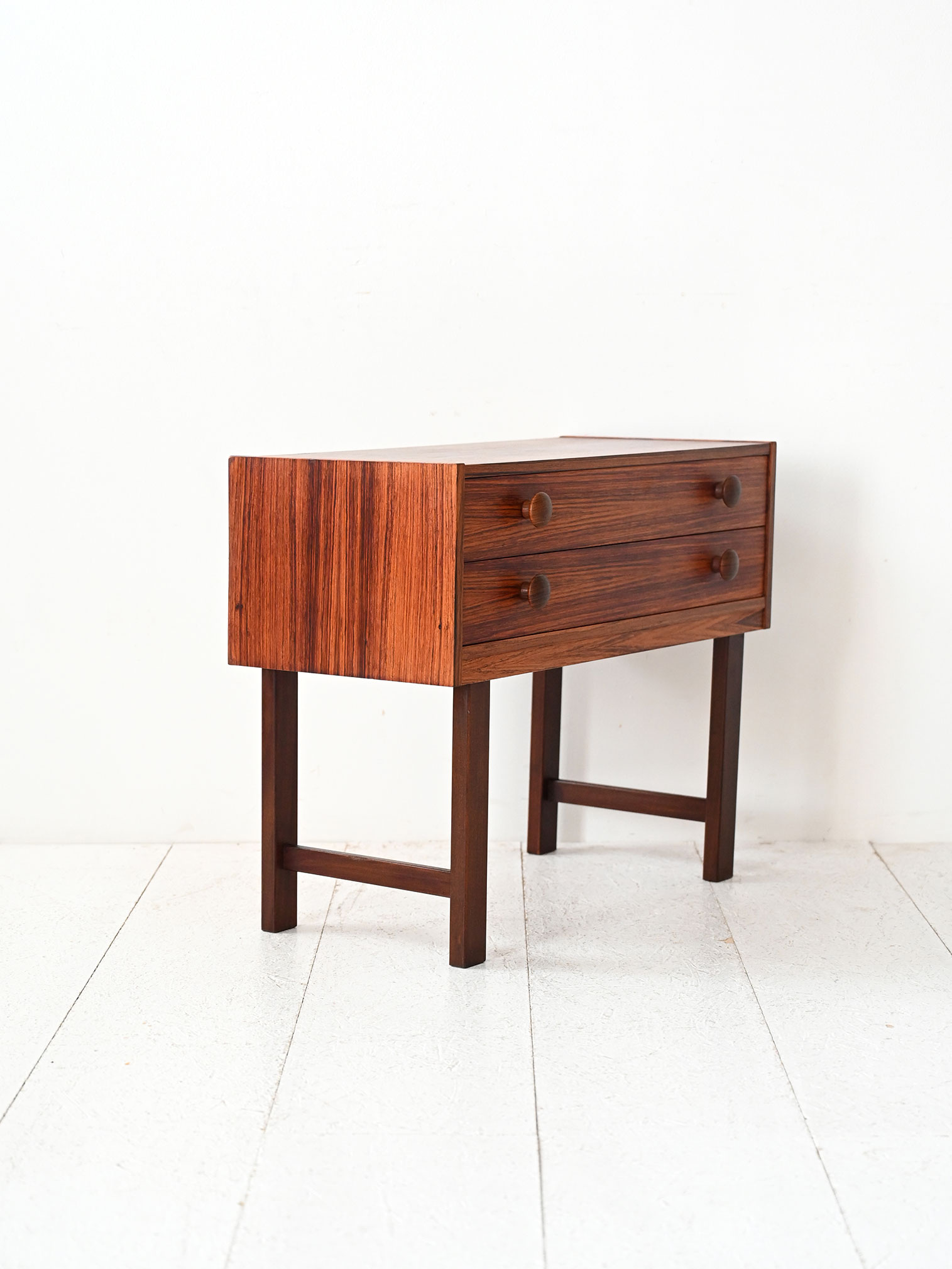 Comodino scandinavo vintage palissandro due cassetti-c Comodino scandinavo vintage in palissandro con due cassetti-c