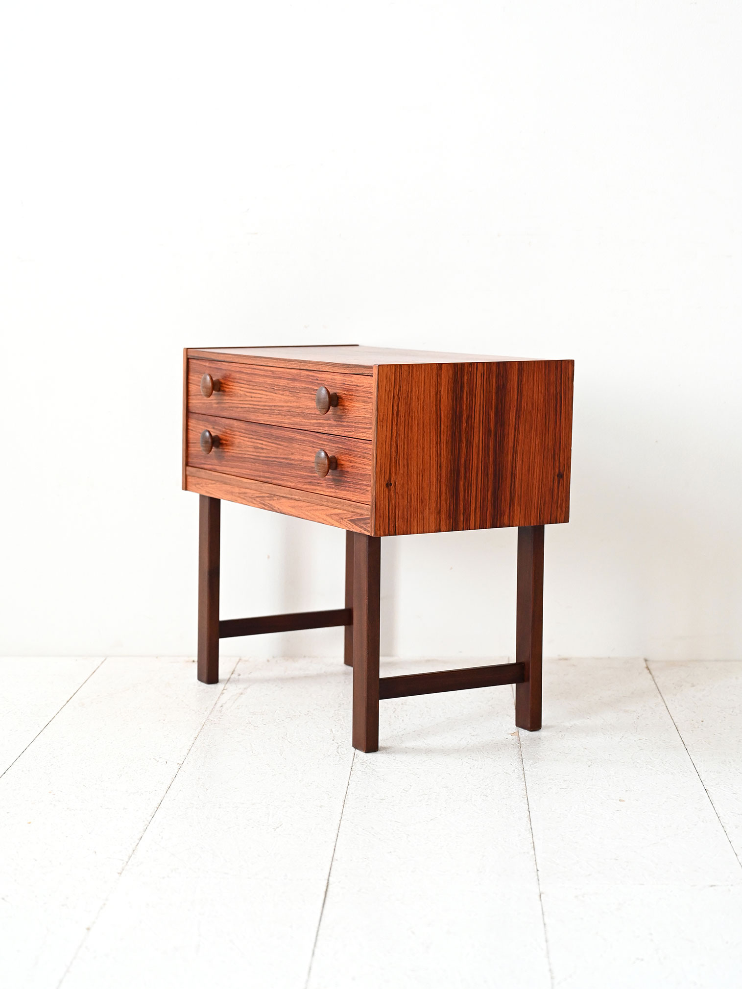 Comodino scandinavo vintage palissandro due cassetti-d Comodino scandinavo vintage in palissandro con due cassetti-d