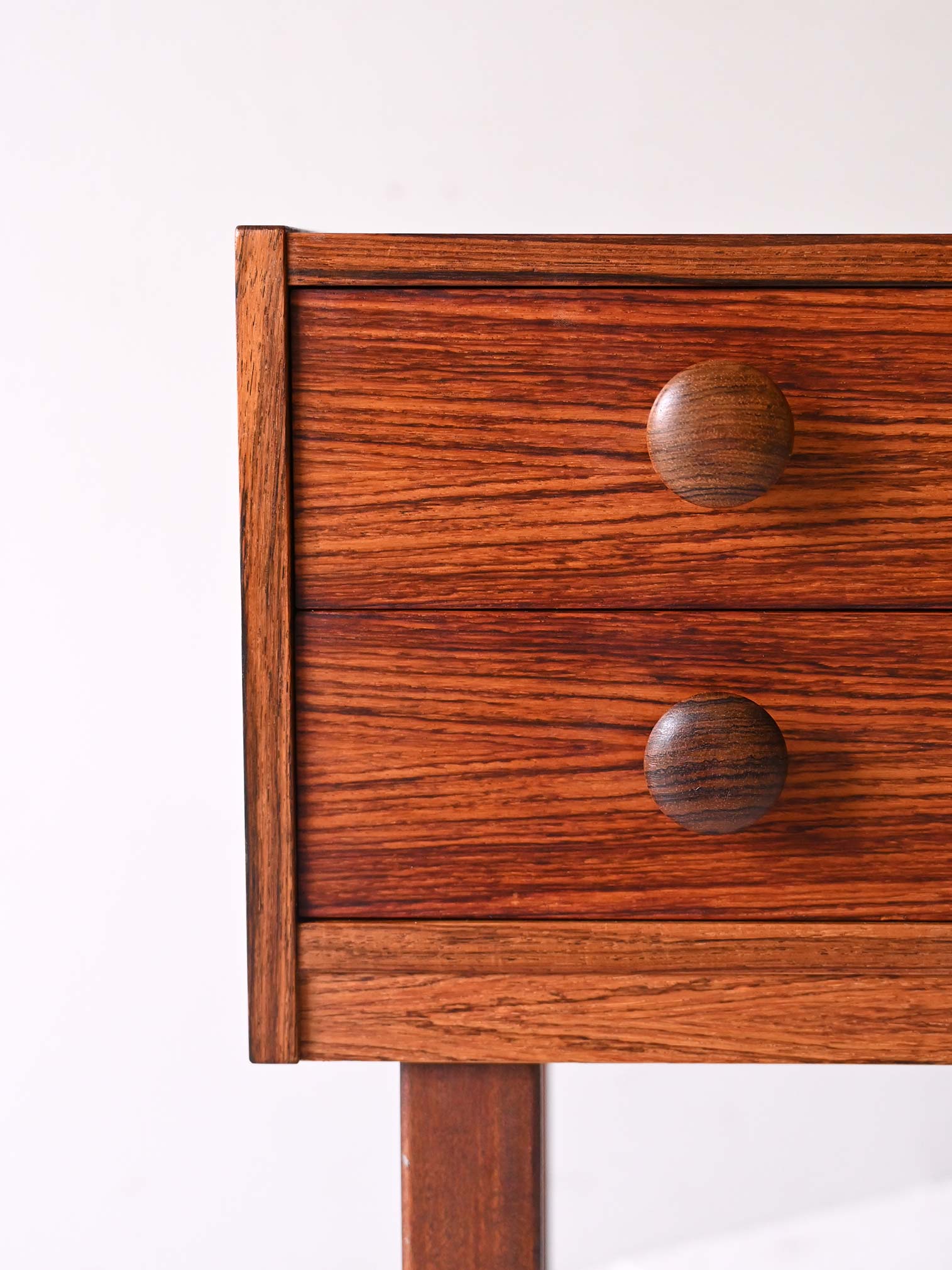 Comodino scandinavo vintage palissandro due cassetti-e Comodino scandinavo vintage in palissandro con due cassetti-e