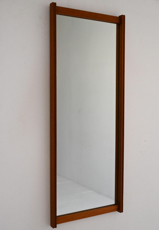 Specchio scandinavo vintage in teak scanalato-a