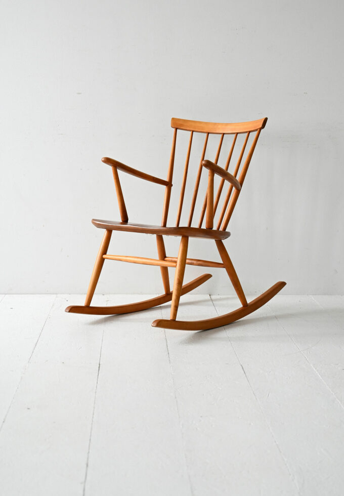 Sedia a dondolo scandinava anni 50/60 in faggio e teak-a