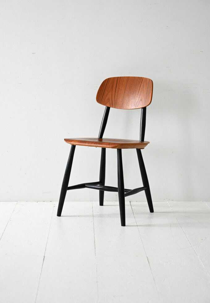 Sedia scandinava vintage con struttura nera-a