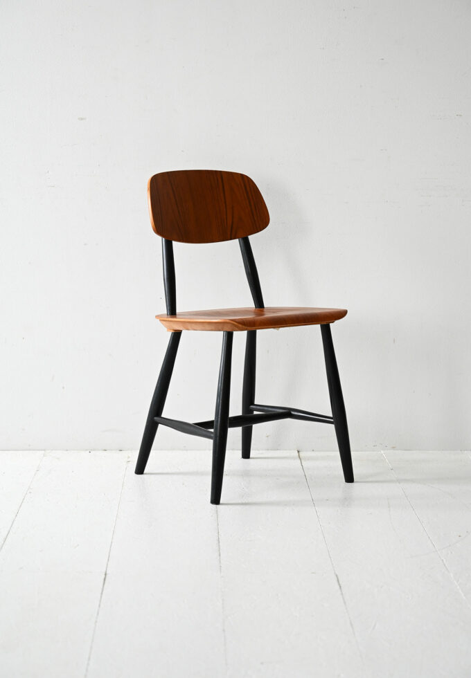 Sedia scandinava vintage con struttura nera-b