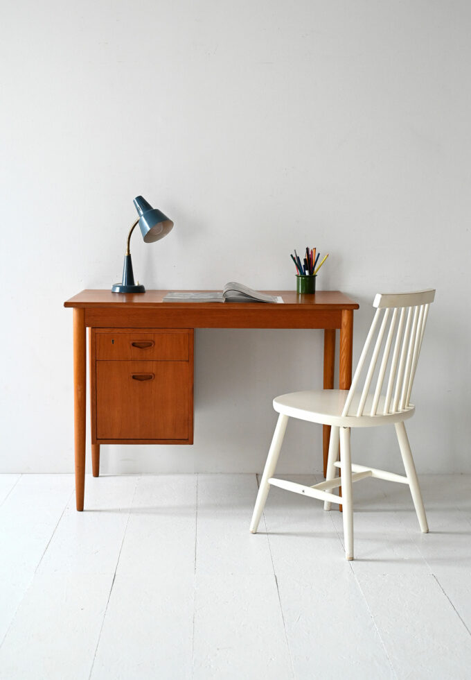 Scrivania scandinava vintage con cassetti regolabili-a