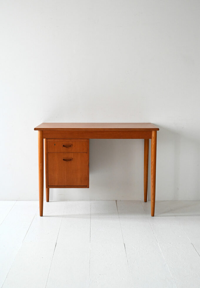Scrivania scandinava vintage con cassetti regolabili-b