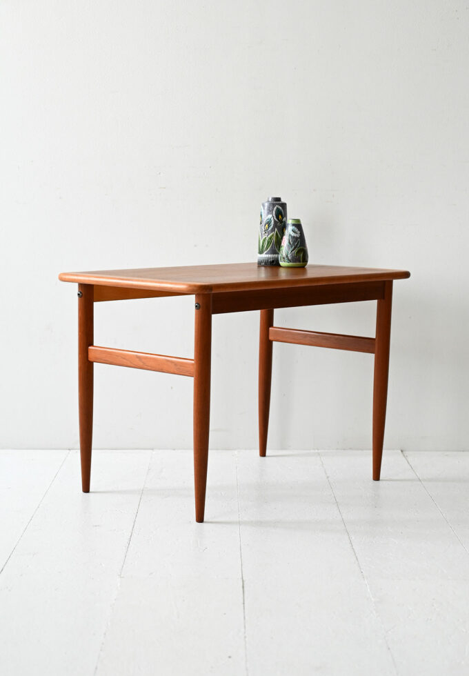 Tavolino scandinavo in teak con gambe tornite-a