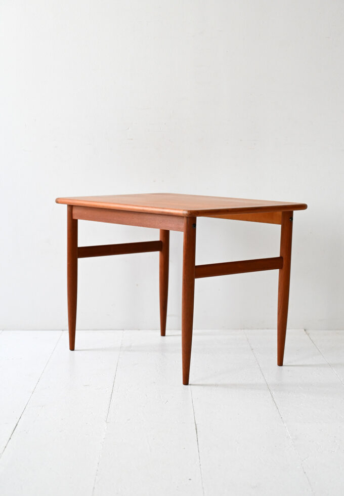 Tavolino scandinavo in teak con gambe tornite-b