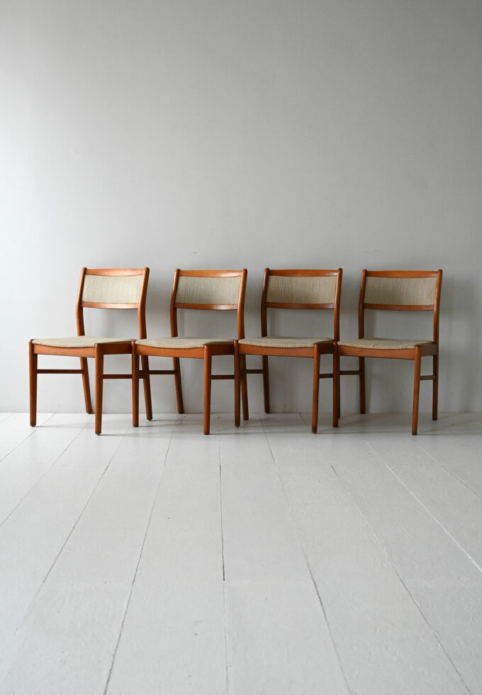 Set di 4 sedie scandinave anni 60 in teak con tappezzeria beige-a