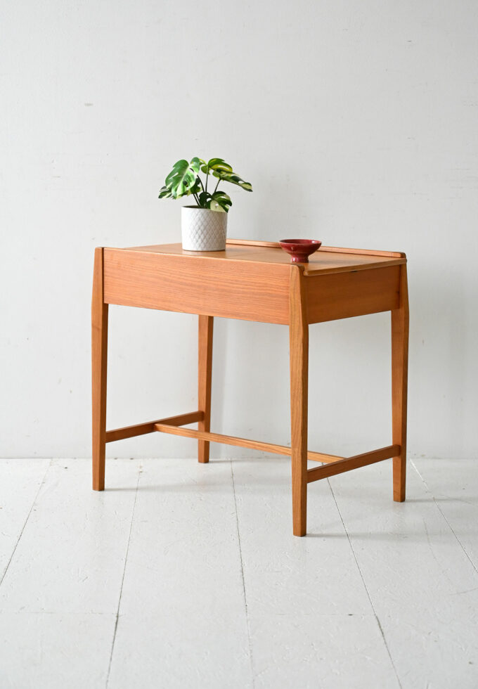 Coffee table scandinavo vintage in olmo con vano contenitore-a