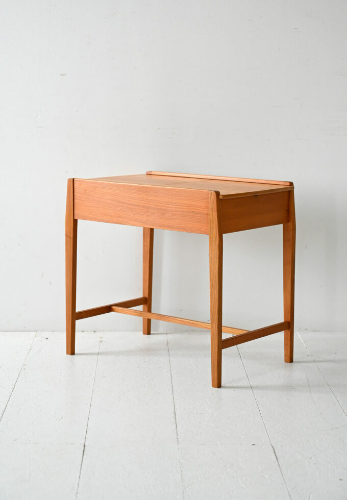 Coffee table scandinavo vintage in olmo con vano contenitore-b