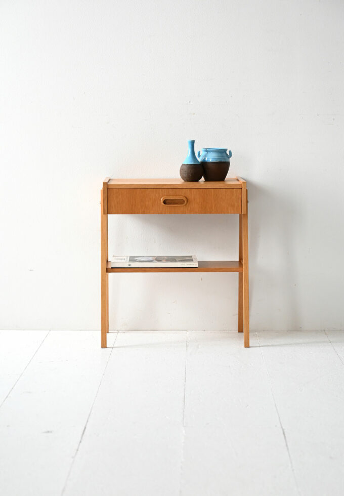 Comodino scandinavo in teak dal design geometrico-a