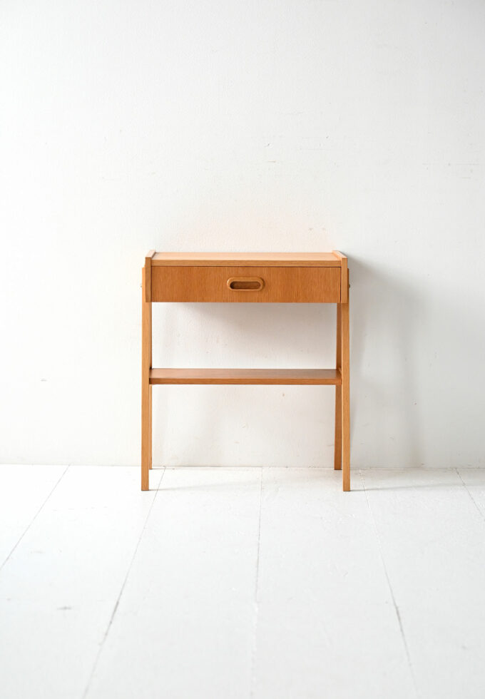 Comodino scandinavo in teak dal design geometrico-b