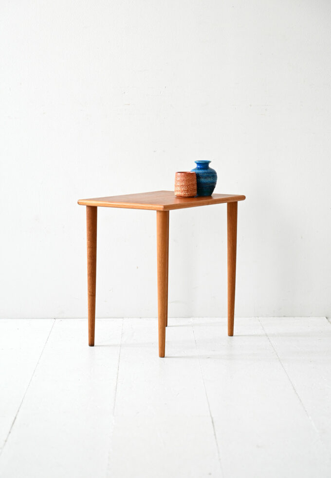 Piccolo coffee table scandinavo anni ’50 con gambe tornite-a