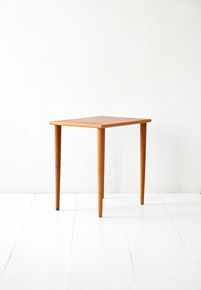 Piccolo coffee table scandinavo anni ’50 con gambe tornite-b
