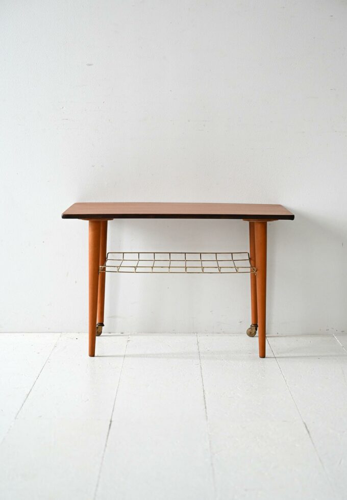 Coffee table scandinavo vintage in teak con mensola in ottone-b