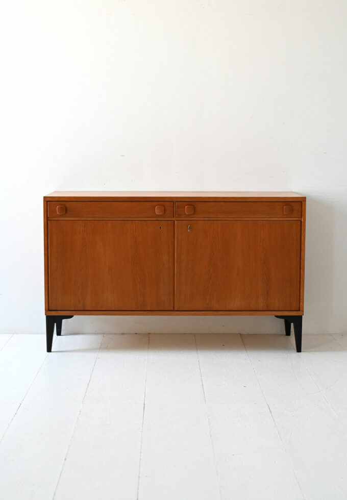 Sideboard scandinavo vintage in teak con gambe nere, anni ’50/’60-b