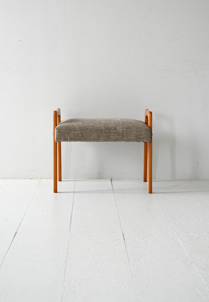 Poggiapiedi scandinavo vintage in rovere con tappezzeria grigia-a