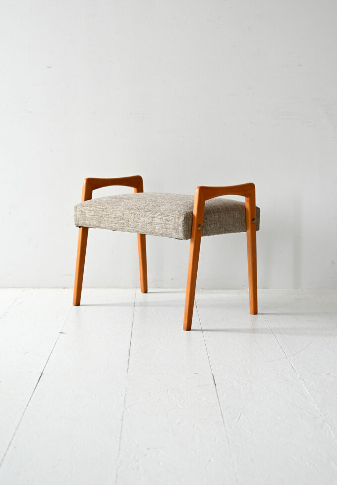 Poggiapiedi scandinavo vintage in rovere con tappezzeria grigia-b