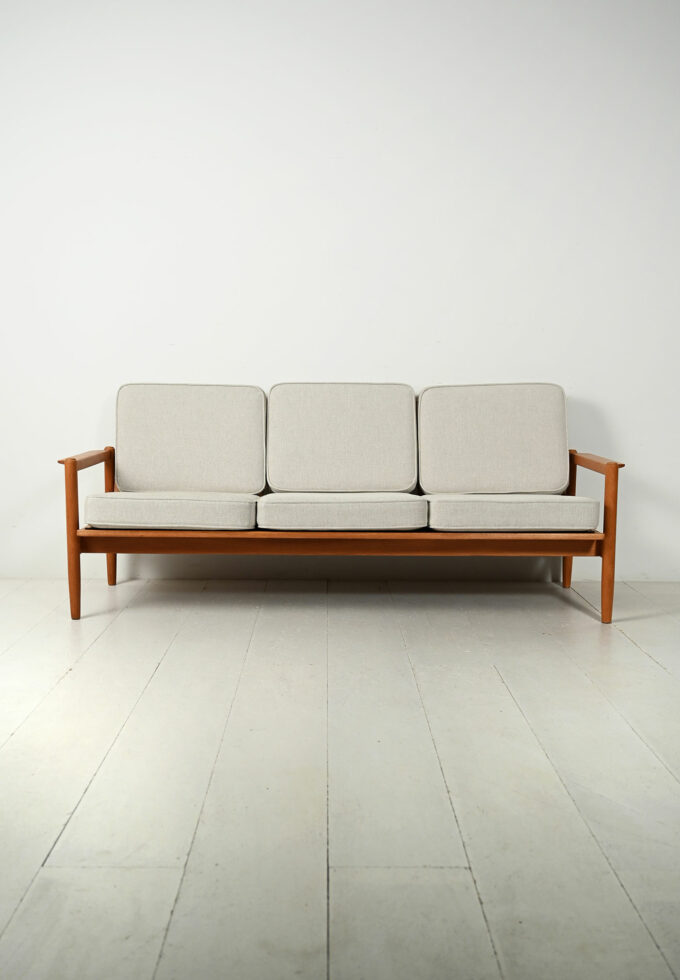 Divano scandinavo in rovere massello anni ’50/60-a