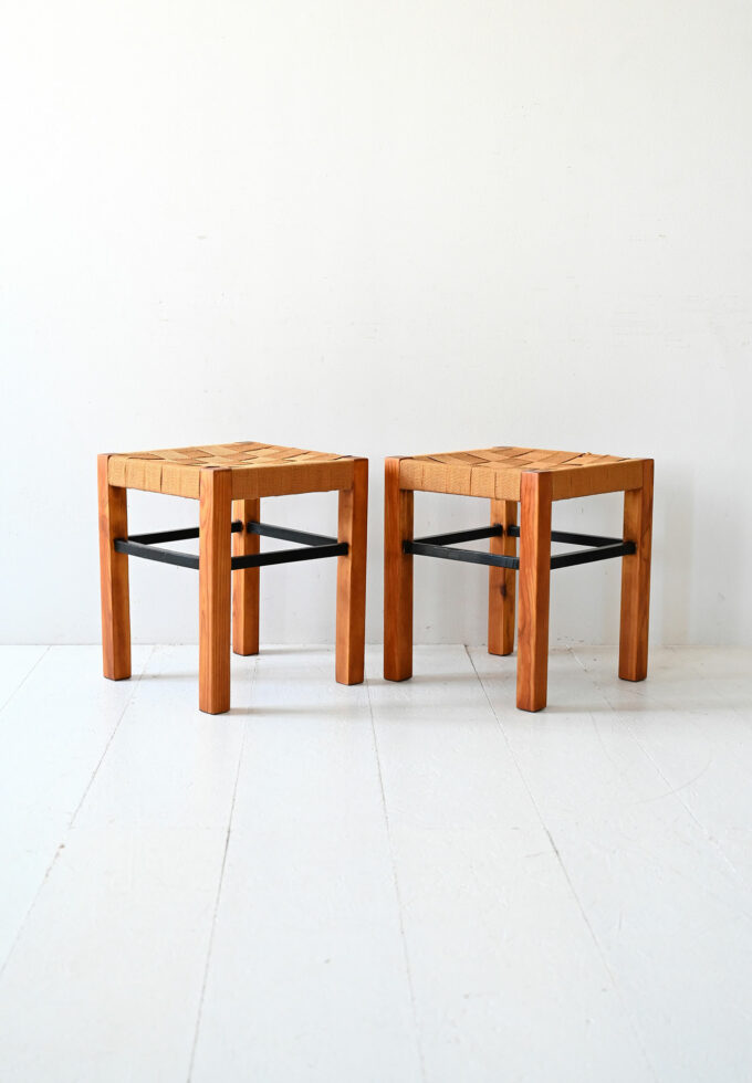 Coppia di sgabelli scandinavi vintage con seduta intrecciata-a