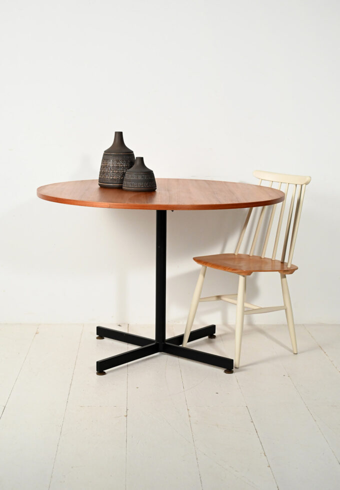 Tavolo rotondo scandinavo in teak con base in metallo-a