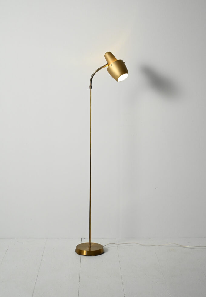 Lampada da terra scandinava anni ’50/’60 in ottone-a