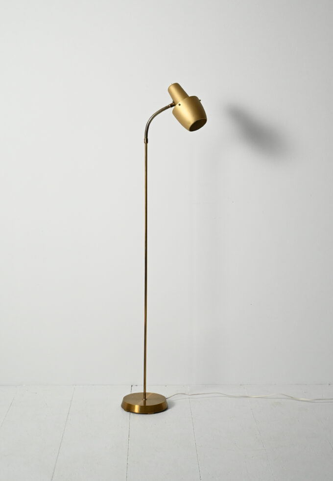 Lampada da terra scandinava anni ’50/’60 in ottone-b