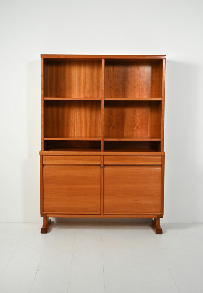Scandinavian bookcase with sideboard and exposed shelves, 1940s/50-b