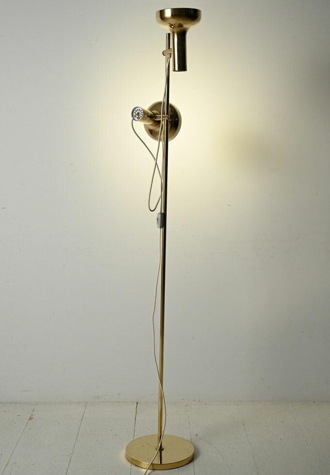 Lampada da terra scandinava in ottone con due punti luce regolabili-a