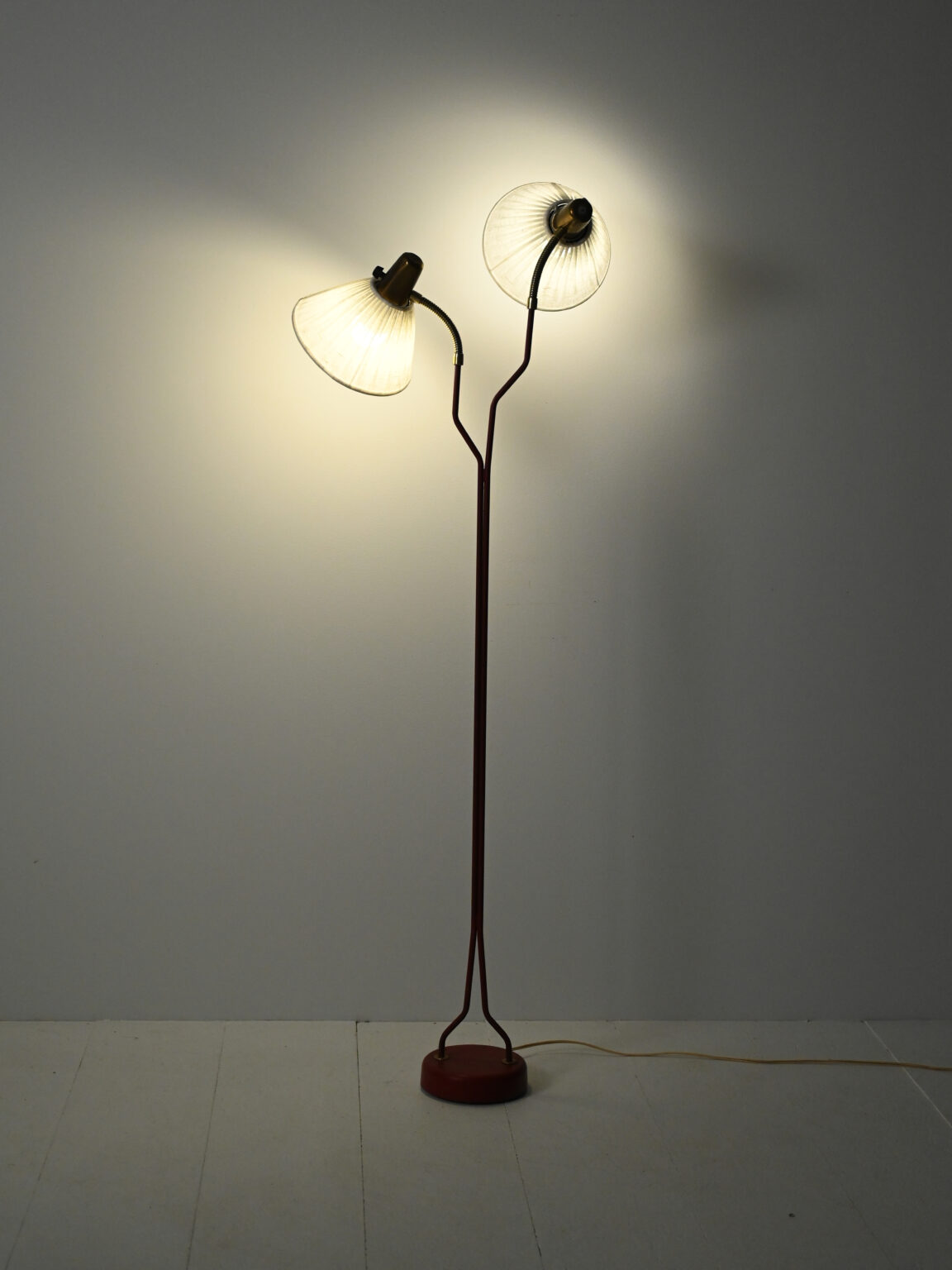 DecHome Lampada da Terra Moderna con 2 Luci e Teste Regolabili, Interruttore a Pedale colore Oro
