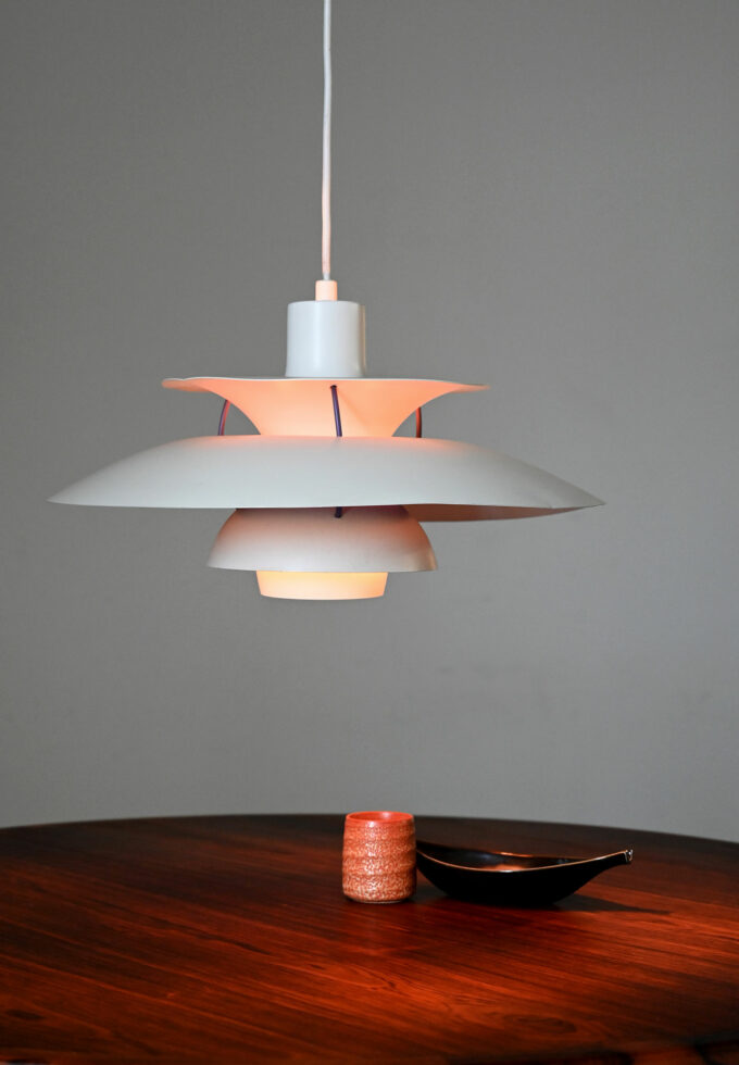 Lampada a sospensione ‘PH5’ di Poul Henningsen per Louis Poulsen-a