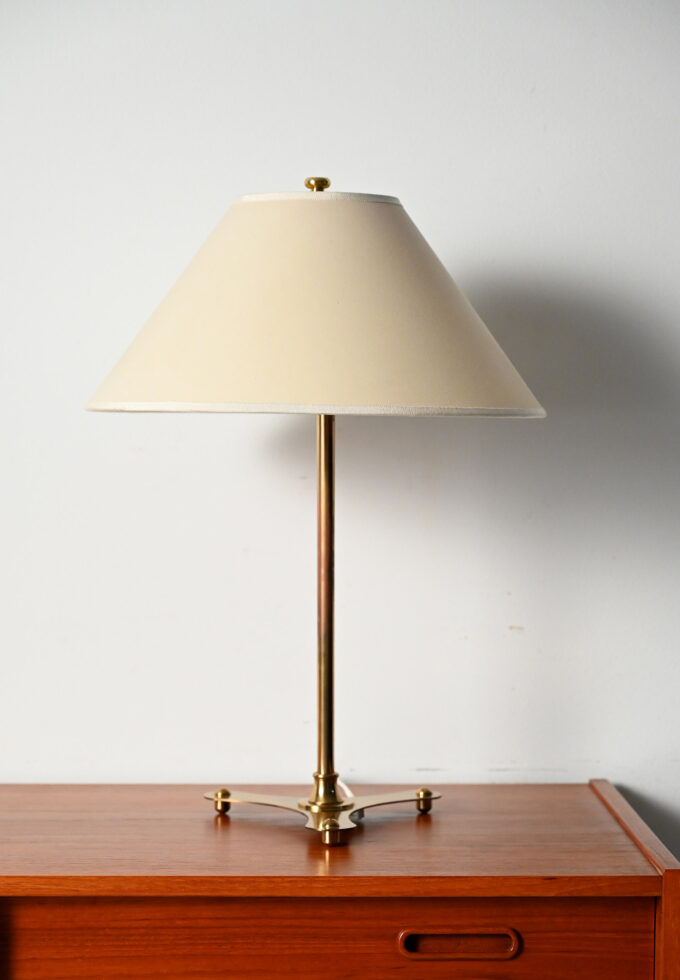 Lampada da tavolo in ottone di Josef Frank, paralume originale-d