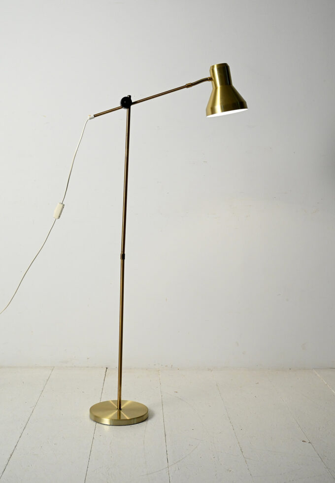 Lampada da terra scandinava in ottone con braccio regolabile-a