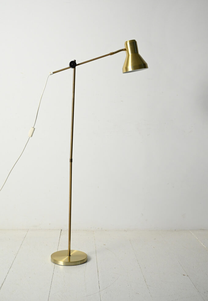 Lampada da terra scandinava in ottone con braccio regolabile-b