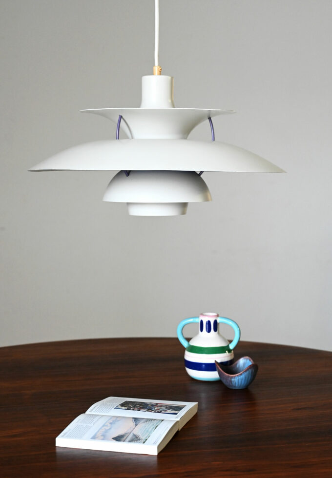 Lampada a sospensione “PH5” di Poul Henningsen per Louis Poulsen-a