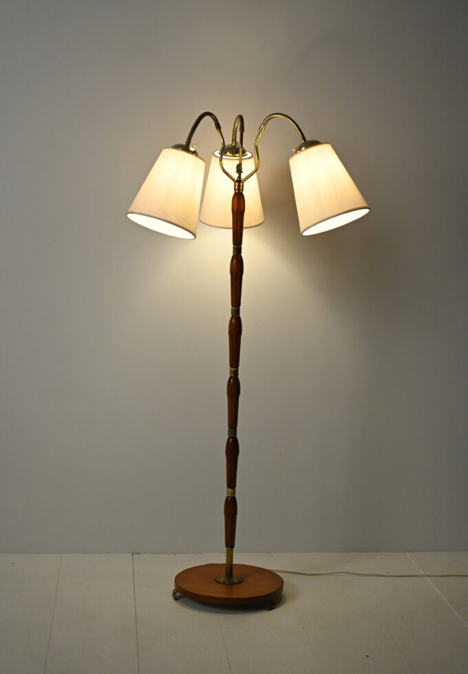Lampada da terra scandinava a tre bracci in teak e ottone, anni 40–50-a
