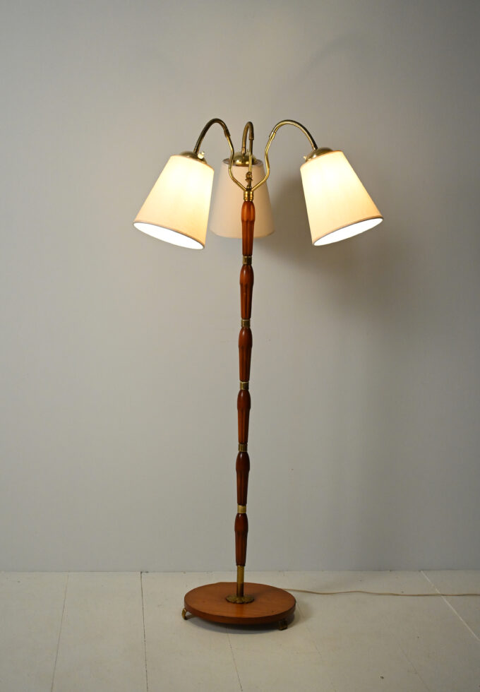 Lampada da terra scandinava a tre bracci in teak e ottone, anni 40–50-b