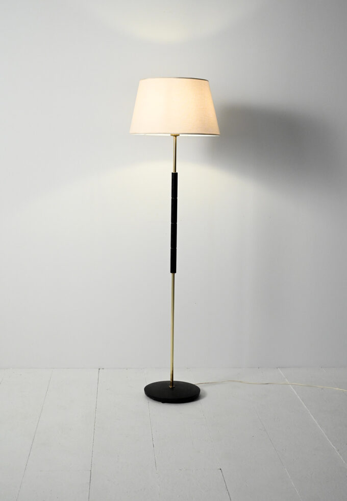 Lampada da terra scandinava in legno nero e ottone-a