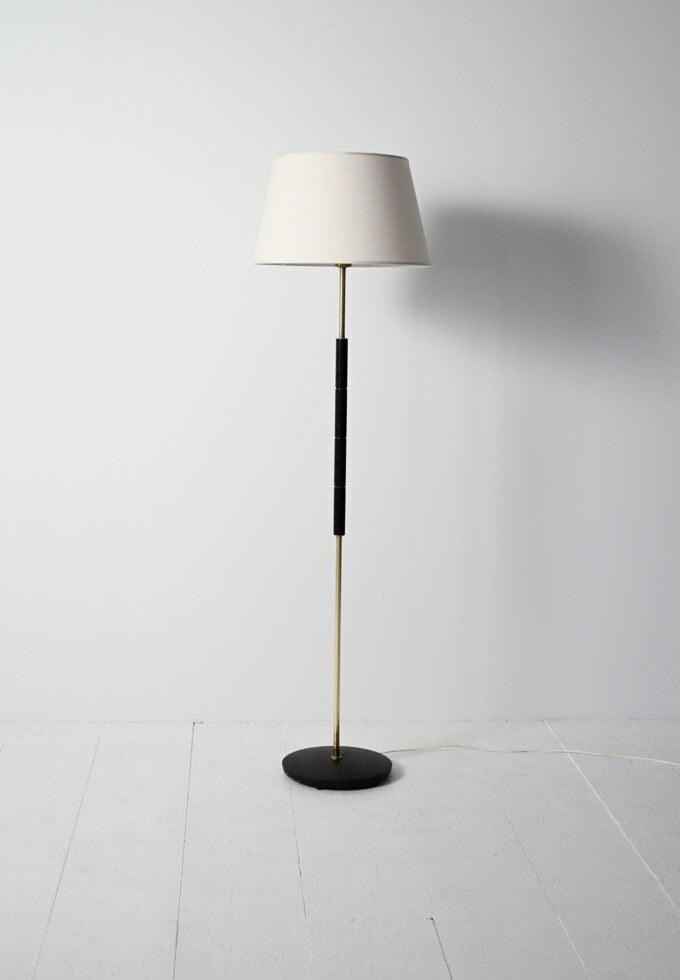 Lampada da terra scandinava in legno nero e ottone-b