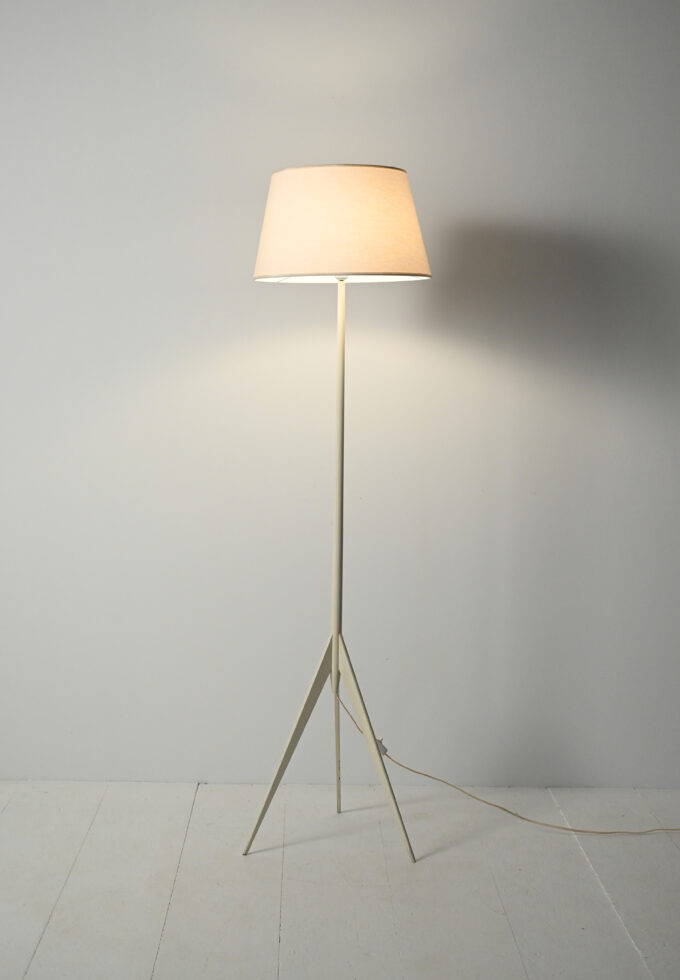 Lampada da terra tripode scandinava in legno laccato bianco-a